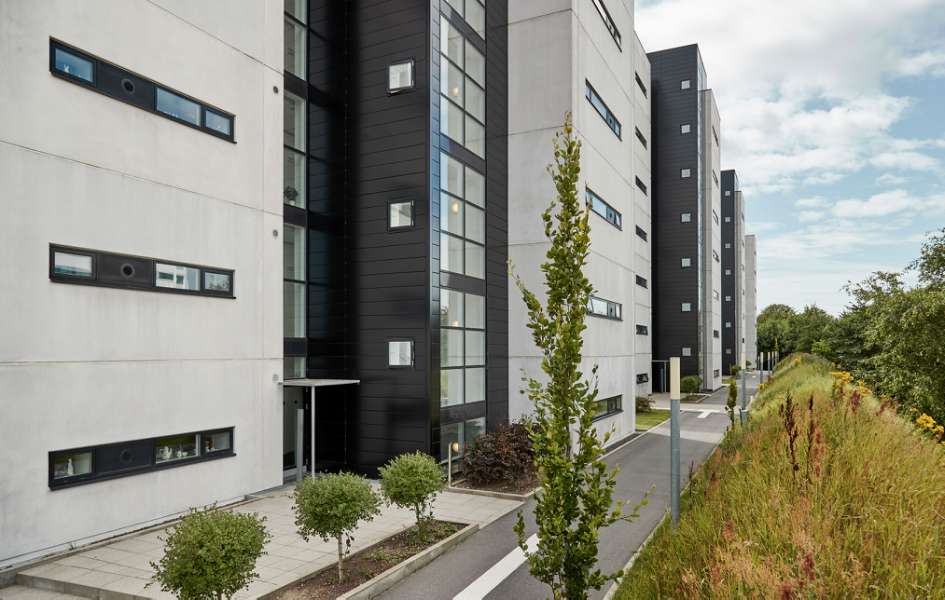 Aluminiumprofile verbinden Betonkarrees miteinander, Svanelundsbakken 16–22, 9800 Hjørring, Dänemark